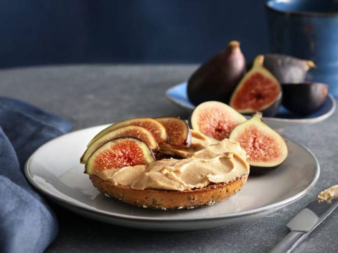 FRÜHSTÜCKSBAGEL MIT FEIGE