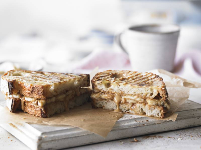 ERDNUSSBUTTER- & BANANEN-TOASTIE