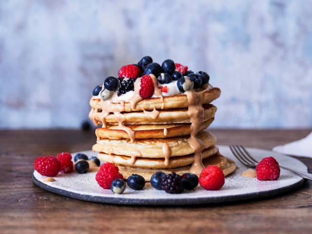 PANCAKES MIT ERDNUSSBUTTER-TOPPING