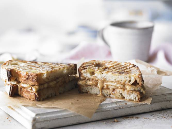 ERDNUSSBUTTER- & BANANEN-TOASTIE