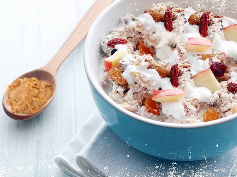 ERDNUSSBUTTER- & APFEL-OVERNIGHT-OATS