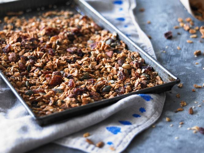 KNUSPERGRANOLA MIT SAMEN